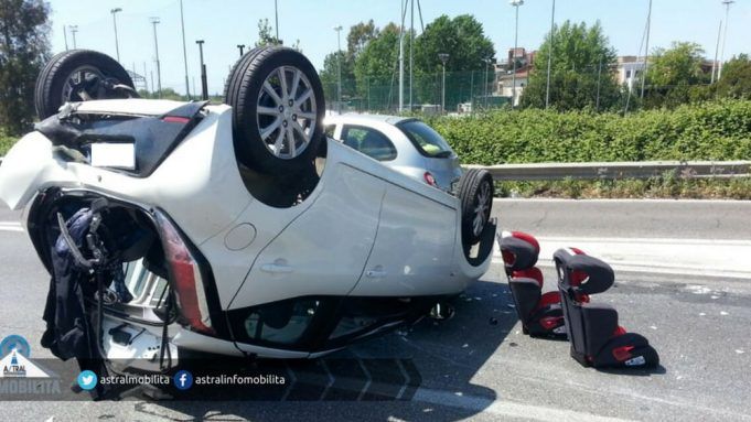auto ribaltata pontina 1-2