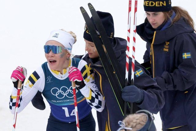 Cade la campionessa, cade lo skiman, poi la Svezia rimonta ed è argento alle Olimpiadi. Cos’è successo nella staffetta sci di fondo