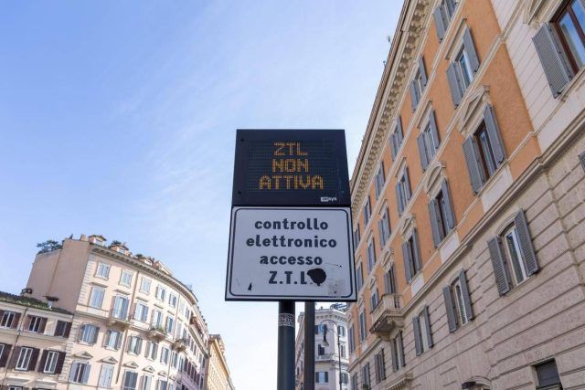 Roma, pass da mille euro per Ztl e strisce blu a pagamento: i provvedimenti per auto elettriche e ibride