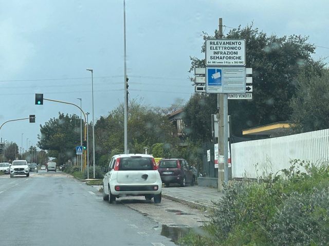 Cisterna-semaforo Latina-via Toti