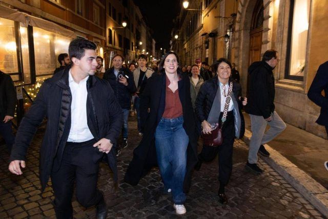 Referendum, la festa di Schlein in piazza tra selfie, cori e una promessa: “Batteremo Meloni”