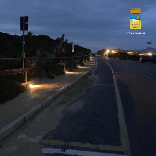 Sabaudia-lungomare pedonale luminoso