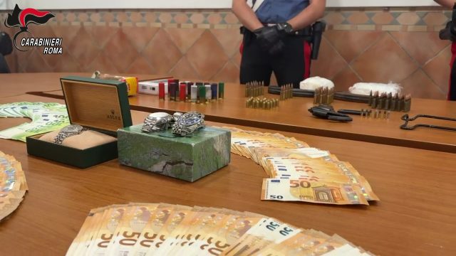 2026_05_29-NUCLEO-INV-RM-OCC-7-DROGA-E-PROSTITUZIONE-Le-armi-e-il-munizionamento-da-guerra-sequestrate-questa-mattina-dai-Carabinieri-6jpg