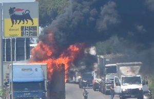 Tir in fiamme sulla Pontina: strada chiusa e lunghe code verso Latina