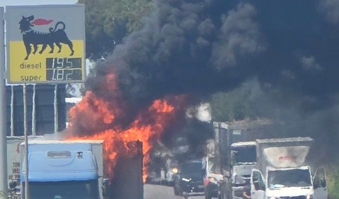Tir in fiamme sulla Pontina: strada chiusa e lunghe code verso Latina