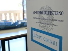 Urne aperte fino alle 15 per i ballottaggi, si vota in sei capoluoghi. Affluenza in calo