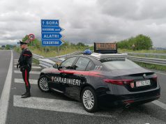 Frosinone, minaccia la compagna con un coltello e ferisce un Carabiniere: arrestato