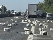 Camion perde il carico di prosecco: vetri e bottiglie sulla carreggiata, lunghe code verso Latina