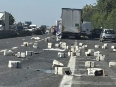 Camion perde il carico di prosecco: vetri e bottiglie sulla carreggiata, lunghe code verso Latina
