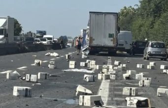 Camion perde il carico di prosecco: vetri e bottiglie sulla carreggiata, lunghe code verso Latina