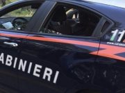 Entra in un negozio armato di coltello e rapina oltre 500 euro: caccia al bandito