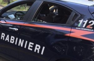 Entra in un negozio armato di coltello e rapina oltre 500 euro: caccia al bandito