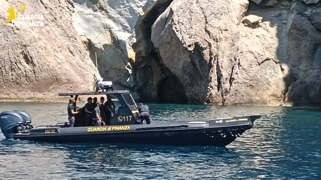 fiamme-gialle-a-ponza