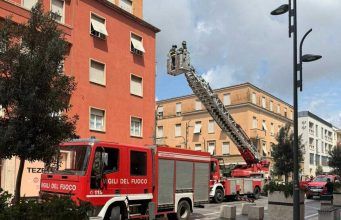 Cade un pezzo di cornicione da un palazzo in pieno centro vietato il passaggio nell’area. Disagi