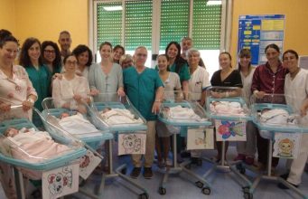 Chiara, Riccardo, Samuel, Jacopo, Giorgia, Alessandro e Kian: i magnifici sette nati in un solo giorno al Dono Svizzero