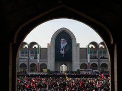 In migliaia a Teheran per la cerimonia funebre di Ali Khamenei