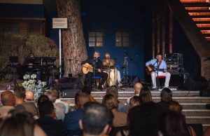 Applausi a scena aperta alla Scalinata di Palazzo Mazzoni per “E sona mo’ “, il concerto-omaggio a Pino Daniele del duo Mazzella-Marino