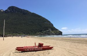Fratelli d’Italia: “Sabaudia ammaina definitivamente la Bandiera Blu per alzare quella bianca”