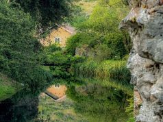 Il Giardino di Ninfa apre alle visite serali: due percorsi speciali tra flora e rovine