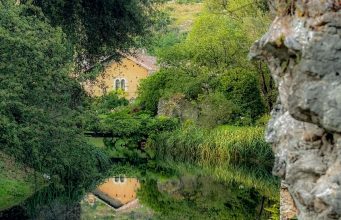 Il Giardino di Ninfa apre alle visite serali: due percorsi speciali tra flora e rovine