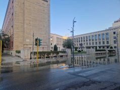 Sorpresa : Laghetto artificiale tra Palazzo M e Piazza san Marco. Tubatura colabrodo